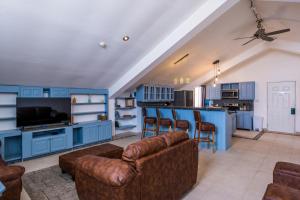 博卡斯德尔托罗热带套房酒店的客厅配有蓝色橱柜和沙发