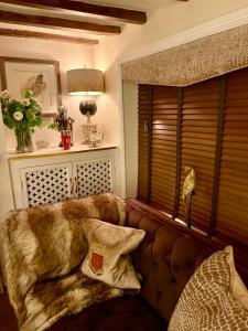 鲍特里Cosy Cottage 1 - Central Bawtry - 2 Bedroom - High End Furnishings的带沙发和窗户的客厅