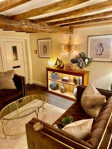 鲍特里Cosy Cottage 1 - Central Bawtry - 2 Bedroom - High End Furnishings的带沙发和玻璃桌的客厅