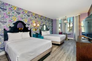 旧金山Hotel Fiona的一间卧室设有两张床和鲜花墙