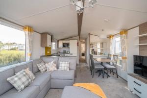 塞顿港Lisa Marie-Luxury Caravan-Seton Sands-8 Berth的一间客厅和厨房,位于一个小房子里