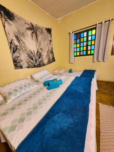 圣若热岛Canto da Coruja - ECOHOSPEDAGEM的一间卧室配有一张带蓝色毯子的大床
