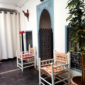 马拉喀什Dar Malwan的白色墙壁的房间,配有两把椅子