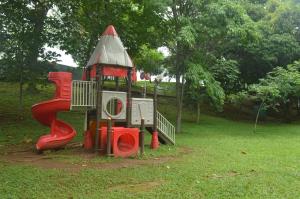 巴拿马城Totumas Lodge的公园内有游戏结构的游乐场