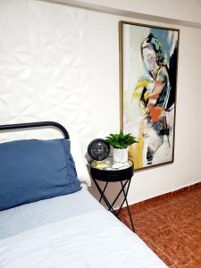 阿瓜达La Familia #的卧室配有一张床,墙上挂有绘画作品
