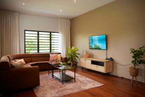帕拉马里博Tropical Villa Rainville的客厅配有沙发和桌子