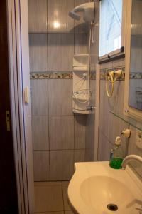 伊塔波阿Casa do Farol的浴室设有白色水槽和镜子