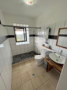 帕皮提Fare URU BUNGALOW F2 Atypical local style的一间带卫生间和水槽的浴室
