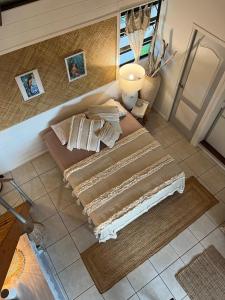 帕皮提Fare URU BUNGALOW F2 Atypical local style的客房内的两张床享有高空美景