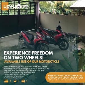 帕加迪安Pagadian City House Rental - Hidehouse的停放在车库的摩托车广告