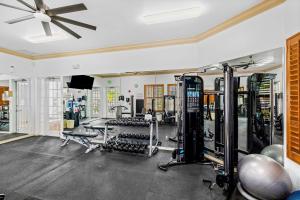 那不勒斯REGATTA AT VANDERBILT BEACH III #204的一间健身房,配有数台跑步机和举重器材