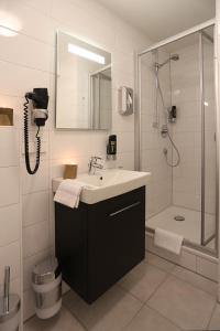 埃根斯泰因-列奥波德港米勒斯特尔酒店的一间带水槽和淋浴的浴室