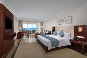 文昌文昌南国温德姆花园酒店的酒店客房设有床和客厅。