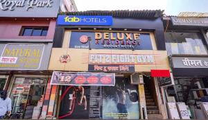 孟买Hotel Deluxe Residency的建筑物一侧的一组标志