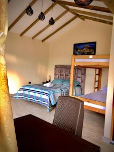 瓜塔佩Cabañas Campestres Bosque Encantado的一间卧室配有一张床和一把椅子