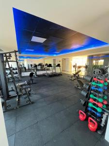 莫索罗Studio Nova Betãnia的一间健身房,里面有很多设备