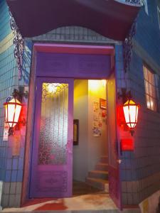 木浦市Deluna House的大楼内带两个灯的紫色门