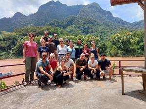 Nongkhiaw南乌河旅舍的一群人,在背景中展示一张山峰照片