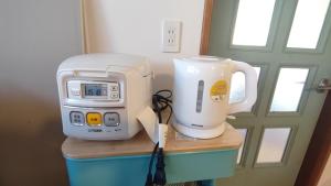 大川Okawaya - Vacation STAY 49372v的咖啡壶和位于柜台上的搅拌机