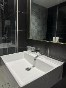 加影Le'genda Hotel的浴室设有白色水槽和镜子