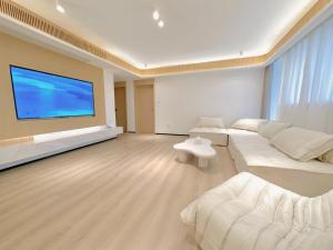 上海ZHome-Modern 3 bedrooms apartment - near NanJing Road的大型客厅配有大屏幕平面电视