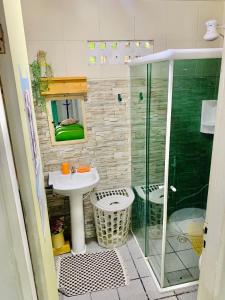 嘎林海斯港Chalés Caiçara Serrambi的一间带水槽和玻璃淋浴的浴室