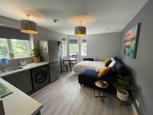 3- Lovely 1 Bed Apartment extra sofa bed-West Midlands的厨房以及带床和沙发的客厅。