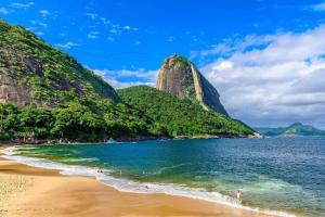 里约热内卢Mini estúdio Pão de Açúcar的享有海滩美景,背景为山脉