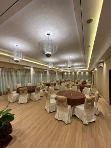 丹戎槟榔Alltrue Hotel Bintan - Tanjungpinang的一间会议室,里面配有桌椅