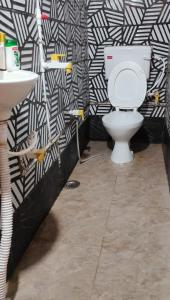 马图拉Manavi Home Stay的一间带卫生间的浴室和黑白墙