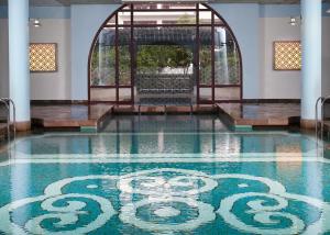 苏州苏州吴宫泛太平洋酒店(含4A级盘门景区畅游）的一座空的游泳池,设计精美