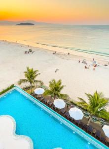 弗洛里亚诺波利斯普拉亚皇宫酒店的棕榈树海滩旁的游泳池