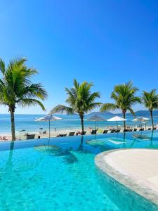 弗洛里亚诺波利斯普拉亚皇宫酒店的棕榈树和海滩的游泳池