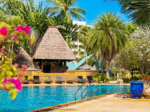 卡伦海滩Paradox Resort Phuket - SHA Plus的一个带凉亭和棕榈树的度假游泳池