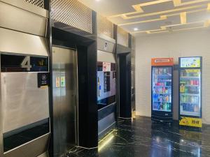 上海自在居酒店式公寓（虹桥龙柏新村店）的大楼内带2台自动售货机的加油站