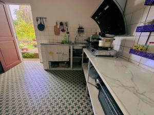 维拉港Kerith Lodge的厨房配有水槽和台面