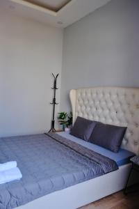 头顿Simi Homestay的一间卧室配有一张带蓝色枕头的大床