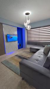 波拉马尔RES. CORAL的带沙发和蓝色墙壁的客厅