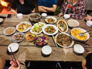 维拉港Kerith Lodge的一群人坐在餐桌旁,吃着各种食物