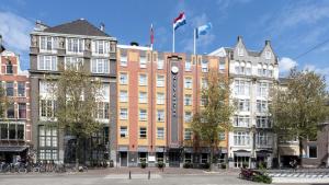 阿姆斯特丹韦斯特考得酒店的上面有两面旗帜的建筑