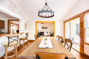海兰兹Golden Acres Ranch Hot Tub+Gameroom+Creek & wifi的一间带木桌和椅子的用餐室