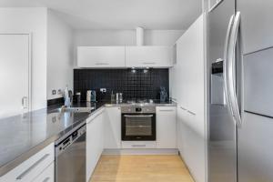 Stylish 2BR 2Bathroom Apartment, Kingsland, Auckland的厨房或小厨房