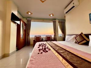吉婆岛Manh Vuong Hotel的一间卧室设有一张床,享有海景