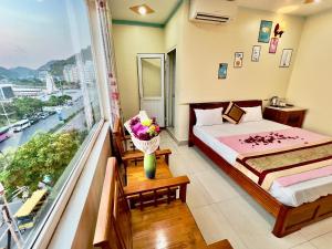 吉婆岛Manh Vuong Hotel的一间卧室设有一张床和一个大窗户