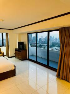 曼谷Omni Tower Sukhumvit Nana by Direct Rooms的市景酒店客房