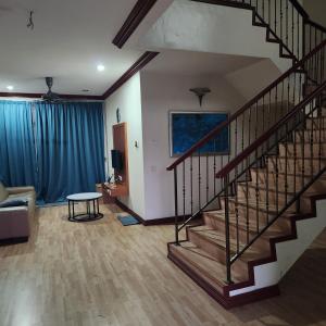 Kota BharuKB Homestay - Free WIFI的一间带楼梯和沙发的客厅