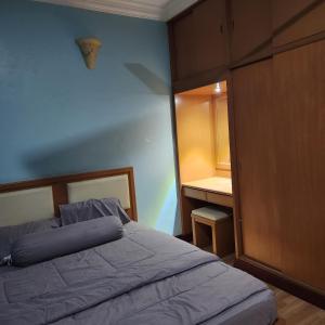 Kota BharuKB Homestay - Free WIFI的一间卧室配有一张床和一张小书桌