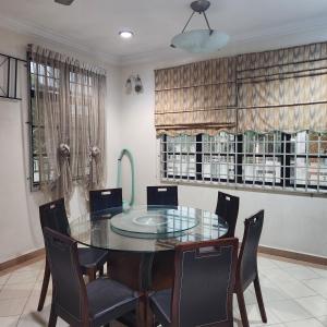 Kota BharuKB Homestay - Free WIFI的一间设有玻璃桌和椅子的用餐室