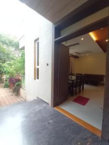 马哈巴莱斯赫瓦尔oakwood mahabaleshwar的房屋的开放式门,房屋设有用餐室