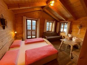 圣坎迪朵格林兹夫山脉天然度假阿格里斯图莫酒店的小木屋内一间卧室,配有两张床